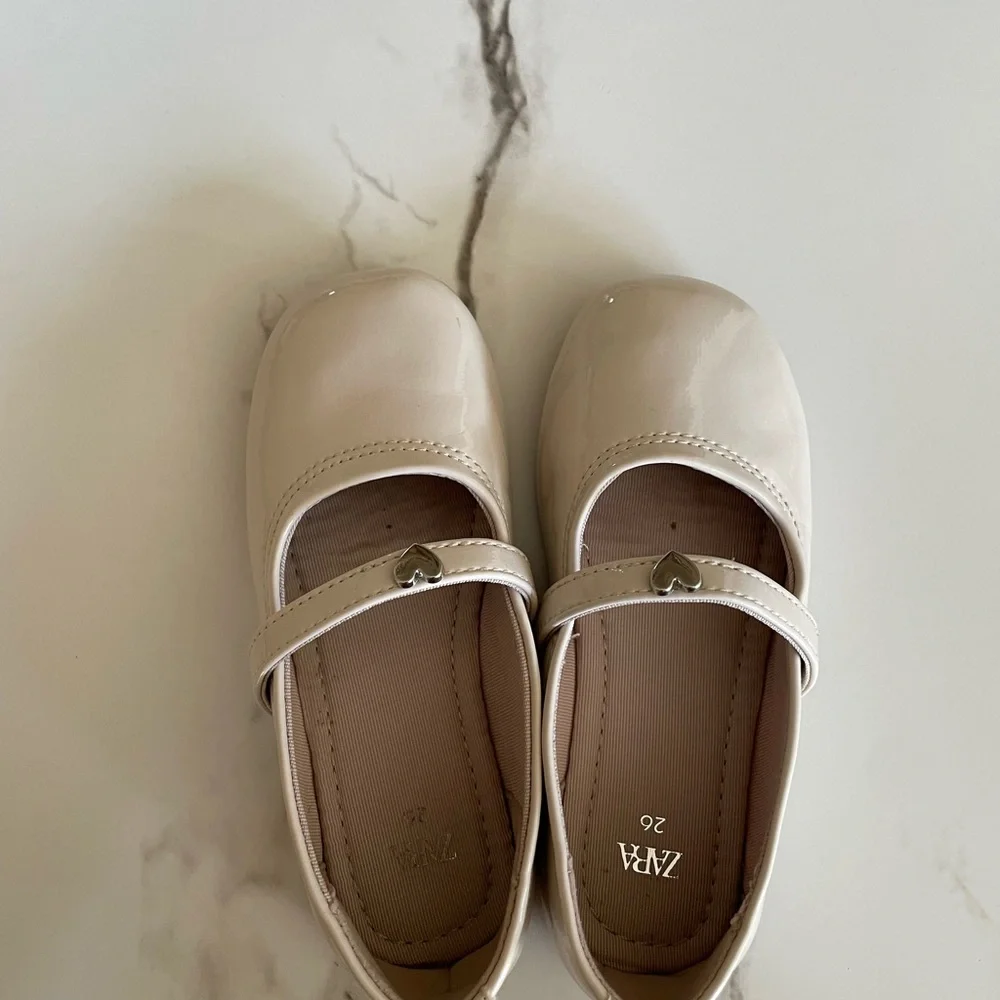 ZARA Girls Cream Patent Mary Jane Shoes with Heart Buckle